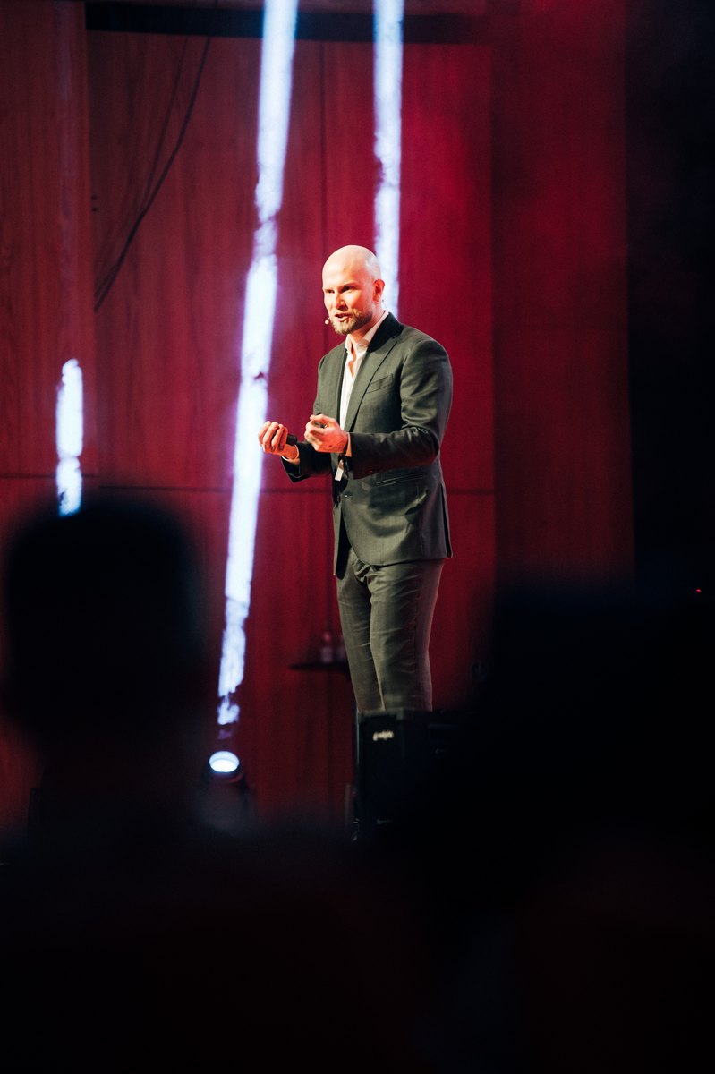Florian Höper auf der Bühne während einer Keynote