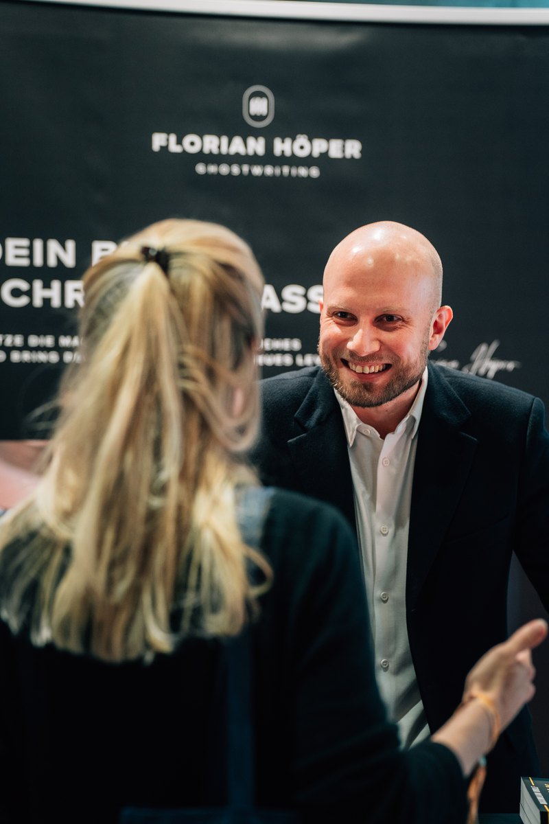 Florian Höper im Beratungsgespräch mit einer Autorin
